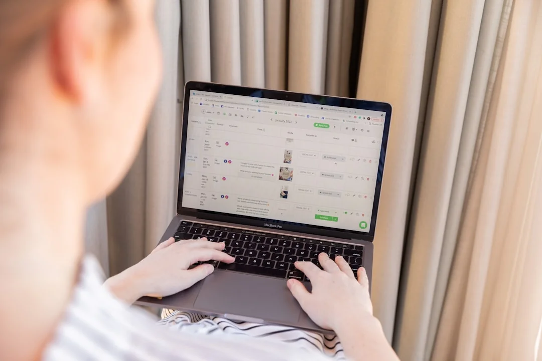 Post-it regroupant des idées de marketing de fin d’année pour des campagnes de Noël sur les réseaux sociaux et par e-mail.