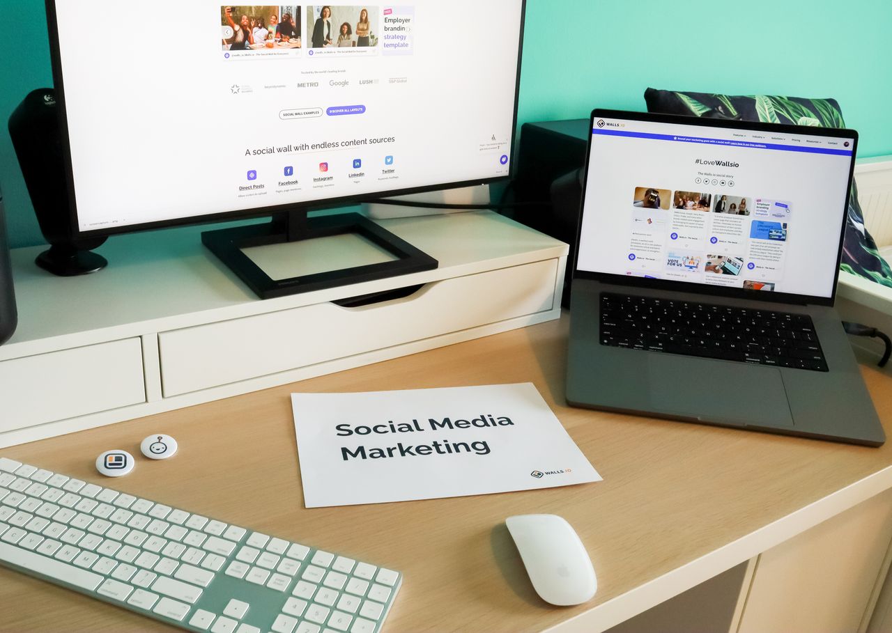 Workspace élégant avec ordinateur portable et écran, pensé pour le marketing sur les réseaux sociaux.